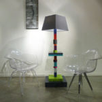 lampadaire graphique cubes en couleurs multicolore Pied-Jeu mobilier Les Pieds Sur La Table exposition