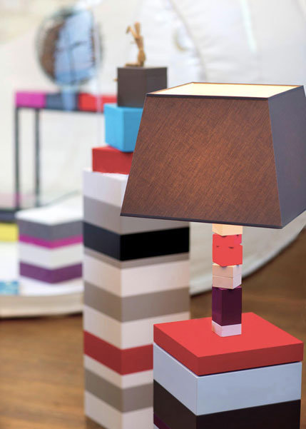 lampe graphique cubes en couleurs Pied-Jeu mobilier Les Pieds Sur La Table exposition