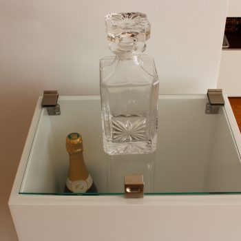 Mini bar sur mesure en inox et bois laqué, coordonnée à la console design Plug&Pied. Collection de meubles contemporains Les Pieds Sur La Table, création et fabrication sur mesure française