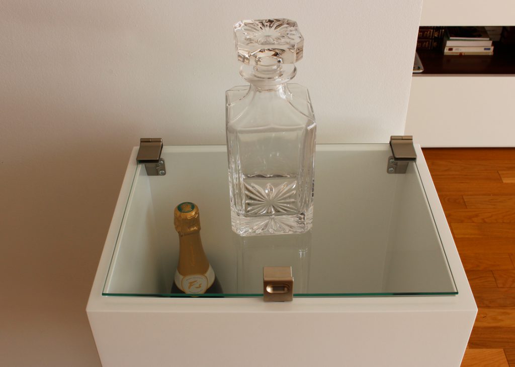 Mini bar design sur mesure en inox, bois laqué et couvercle en verre, coordonnée à la console design Plug&Pied. Collection de meubles contemporains Les Pieds Sur La Table, création et fabrication sur mesure française