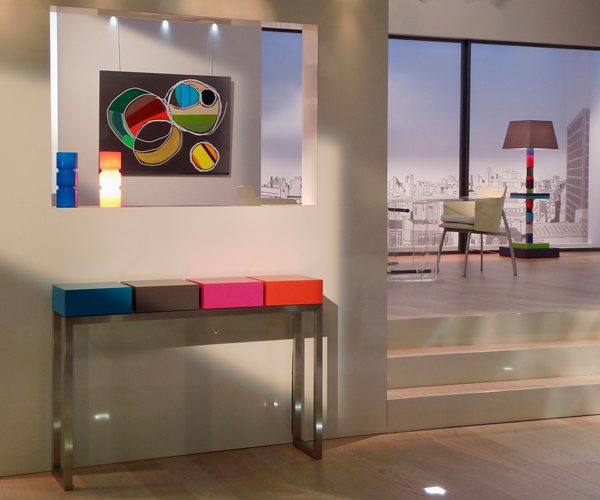 Mobilier contemporain coloré dans Thé ou Café l'émission de télévision. Meubles design modulables sur mesure et colorés Les Pieds Sur La Table, console moderne connectée Plug&Pied