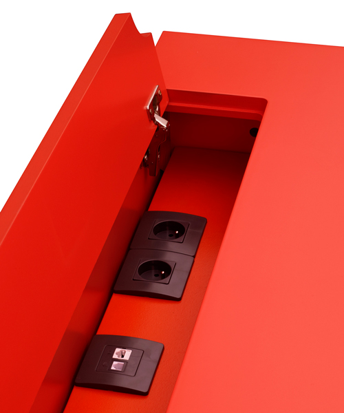 bureau design en couleurs avec prises électriques Co-Pied mobilier Les Pieds Sur La Table détail trappe électrique