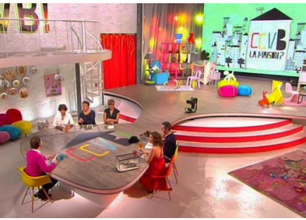 étagère en couleurs modulable Tu-Lis-Pied dans l'émission télévision Comment ça va bien! de Stéphane Bern, meuble modulables sur mesure et colorés Les Pieds Sur La Table, sujet mobilier design pour enfants