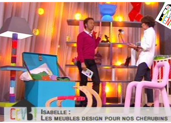 Lampadaire multicolore Pied-Jeu dans l'émission télévision Comment ça va bien! de Stéphane Bern, meuble modulables sur mesure et colorés Les Pieds Sur La Table, étagère en couleurs