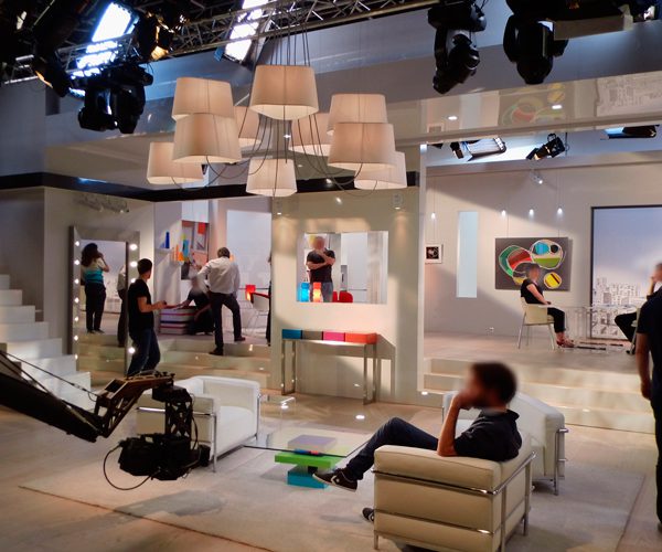 Mobilier contemporain coloré dans Thé ou Café l'émission de télévision. Meubles design modulables sur mesure et colorés Les Pieds Sur La Table, tournage