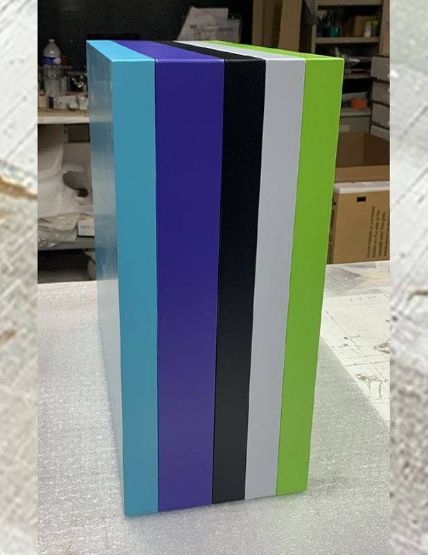 Pied de table laque en couleur à l'atelier, bleu. Mobilier Les Pieds Sur La Table créateur et fabricant français de meubles sur mesure.