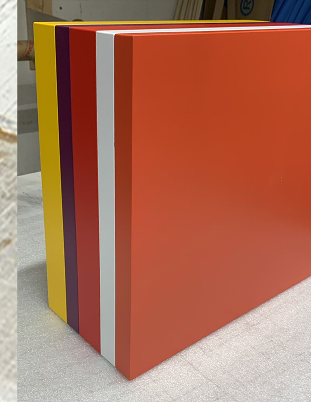 Pied de table laque en couleur à l'atelier, orange. Mobilier Les Pieds Sur La Table créateur et fabricant français de meubles sur mesure.