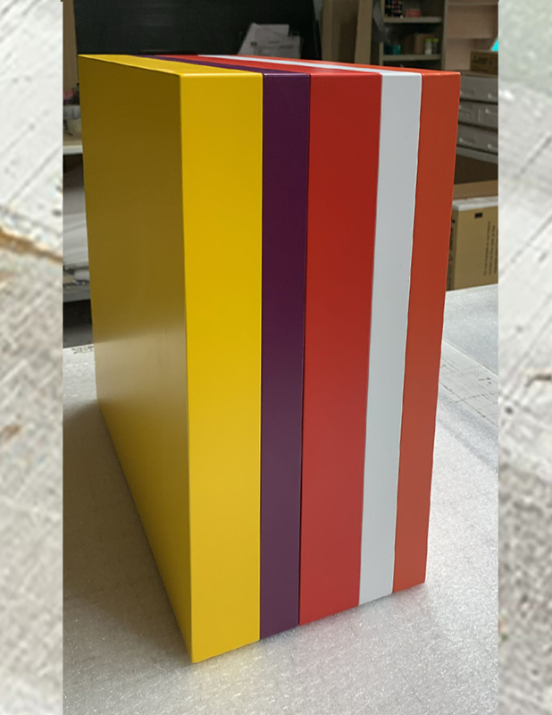 Pied de table laque en couleur à l'atelier, rouge. Mobilier Les Pieds Sur La Table créateur et fabricant français de meubles sur mesure.