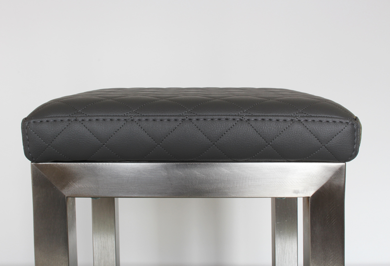 Pouf design tapissé sur mesure avec un pied en inox brossé. Création et fabrication mobilier design Les Pieds Sur La Table - détail