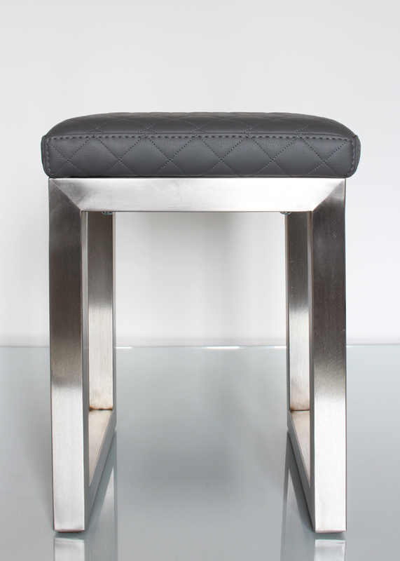 Pouf design tapissé sur mesure avec un pied en inox brossé. Création et fabrication mobilier design Les Pieds Sur La Table