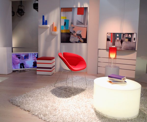 Mobilier contemporain coloré dans Thé ou Café l'émission de télévision. Meubles design modulables sur mesure et colorés Les Pieds Sur La Table, pouf moderne Group-Pied