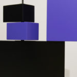 sculpture murale graphique animée verticale noir bleu Pas-Pied-Peint Mobilier Les Pieds Sur La Table modèle original détail