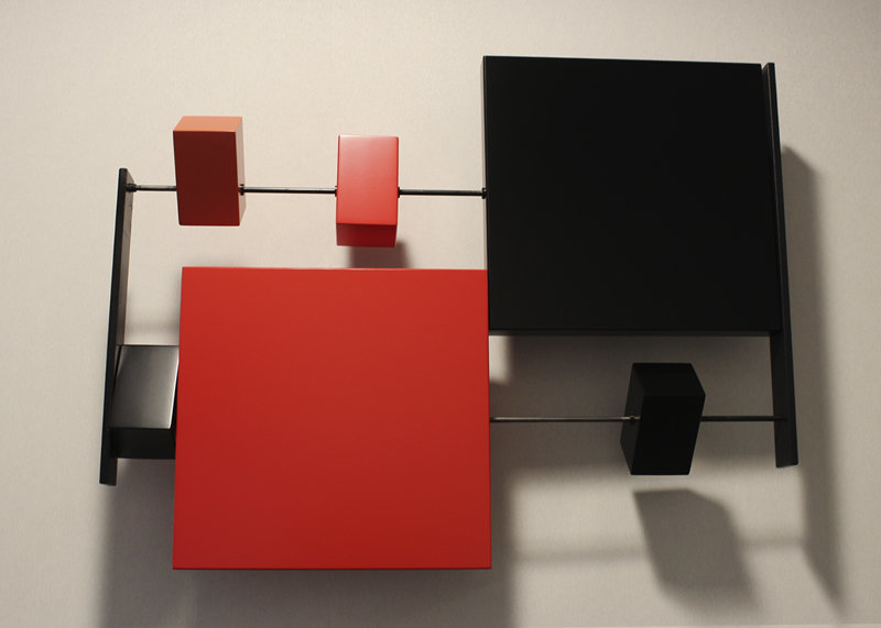 sculpture murale graphique animée horizontale noir rouge et acier Pas-Pied-Peint Mobilier Les Pieds Sur La Table