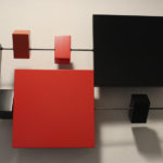 sculpture murale graphique animée horizontale cubes noir rouge Pas-Pied-Peint Mobilier Les Pieds Sur La Table