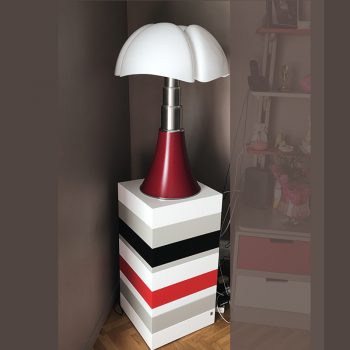 Socle design sur mesure réalisé pour recevoir une lampe pipistrello. Socle laqué Mille-Pied de couleurs blanc neige, terre d'ombre, rouge Paris et noir c'est noir. Mobilier Les PIeds Sur La Table créateur et fabricant de meubles contemporains design sur mesure.