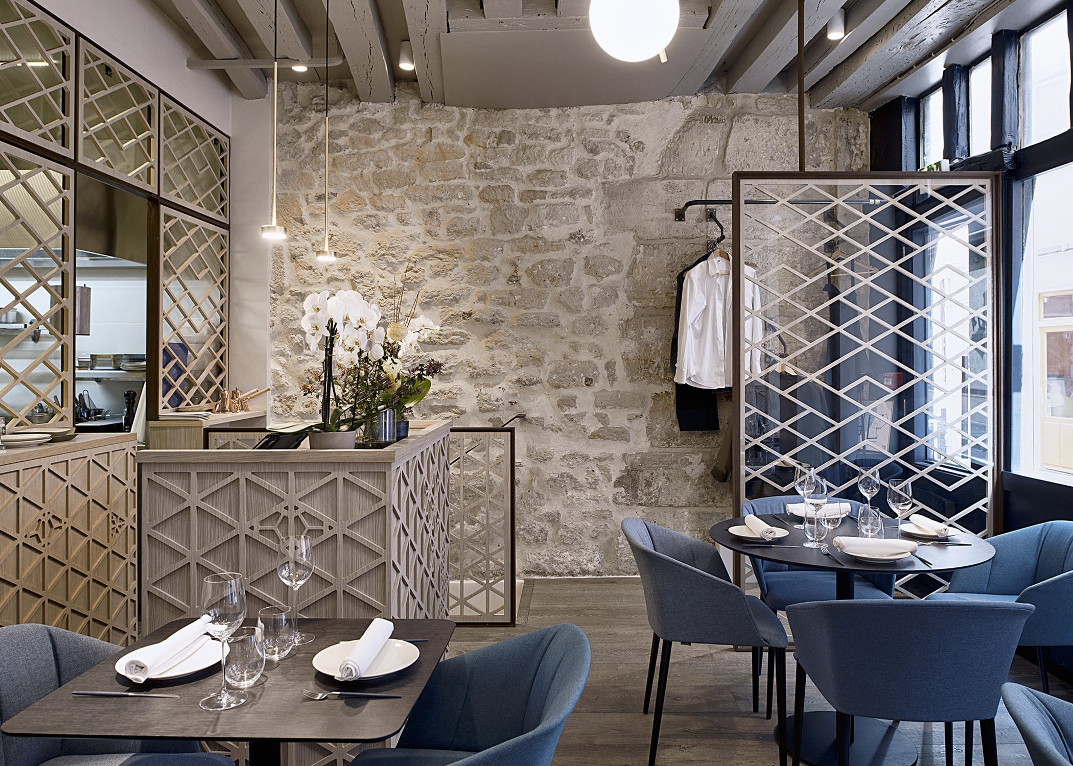Réalisation d'un ensemble de structures pour un restaurant à Paris, en acier patiné effet rouillé, Mobilier design sur mesure Les Pieds Sur La Table