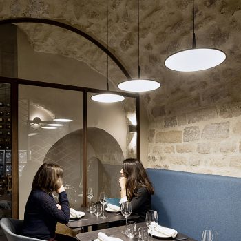 Réalisation d'un ensemble de structures pour un restaurant à Paris, en acier patiné effet rouillé, Mobilier design modulable Les Pieds Sur La Table, cave à vin