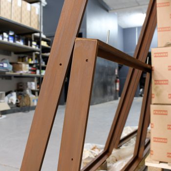 Réalisation d'un ensemble de structures pour un restaurant à Paris, en acier patiné effet rouillé, Mobilier design modulable Les Pieds Sur La Table, détail patine rouille en atelier