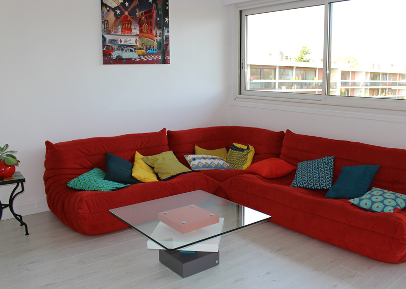 Table basse en verre Pied-G Uno installée dans le séjour. Réalisation maison Les Pieds Sur La Table créateur de Mobilier contemporain et fabricant sur mesure