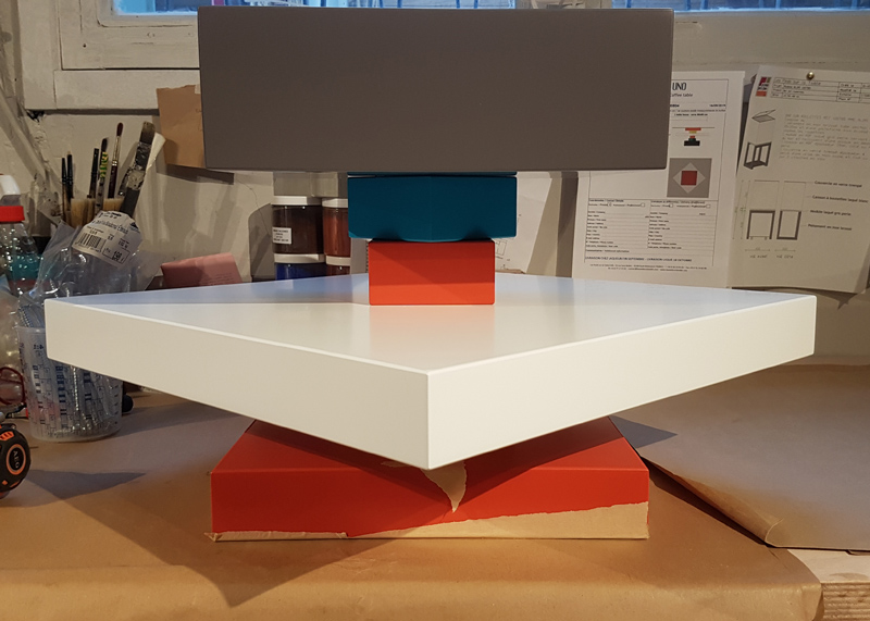 Table basse en verre sur mesure Pied-G Uno en cours de montage à l'atelier Les Pieds Sur La Table Mobilier- Envers