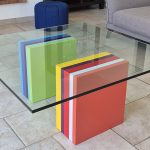 Table basse en couleur Pied-G multi avec plateau en verre réalisée pour une maison privée. Mobilier Les Pieds Sur La Table créateur et fabricant de meubles contemporains design sur mesure.