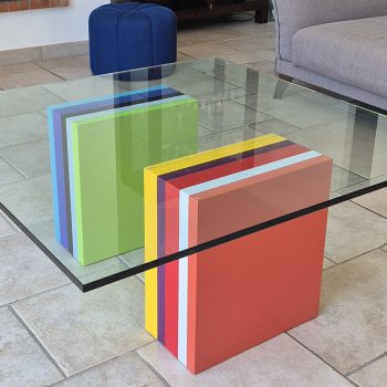 Table basse en couleur Pied-G multi avec plateau en verre réalisée pour une maison privée. Mobilier Les Pieds Sur La Table créateur et fabricant de meubles contemporains design sur mesure.