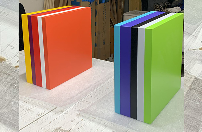 Pieds de table basse en couleur Pied-G multi, fabrication à l'atelier. Mobilier Les Pieds Sur La Table créateur et fabricant de meubles contemporains design sur mesure.