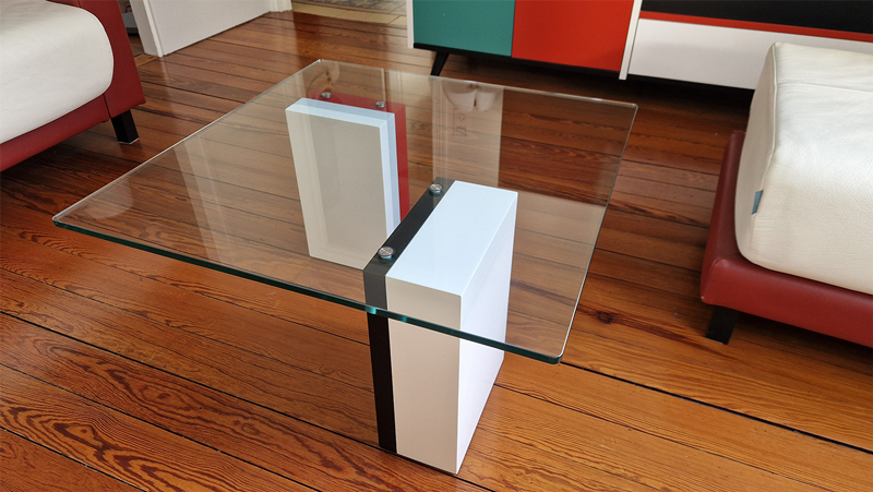 Table basse en verre sur mesure carrée Pied-G Multi réalisée pour des clients privés. Mobilier Les Pieds Sur La Table créateur et fabricant de meubles contemporains design sur mesure.