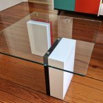 Table basse en verre sur mesure carrée Pied-G Multi réalisée pour une maison privée. Mobilier Les Pieds Sur La Table créateur et fabricant de meubles contemporains design sur mesure.