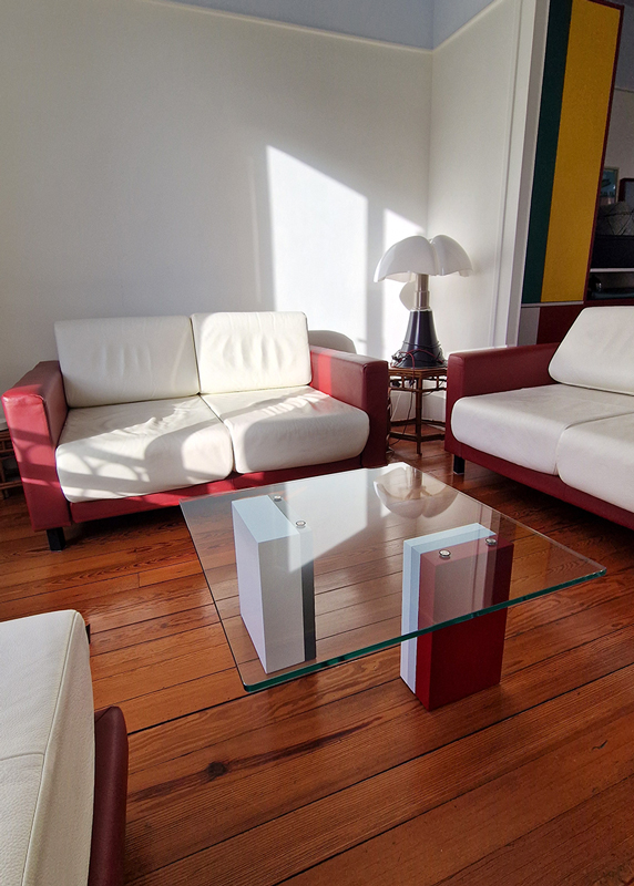 Table basse en verre sur mesure carrée Pied-G Multi et pieds en couleurs. Mobilier Les Pieds Sur La Table créateur et fabricant de mobilier design sur mesure.