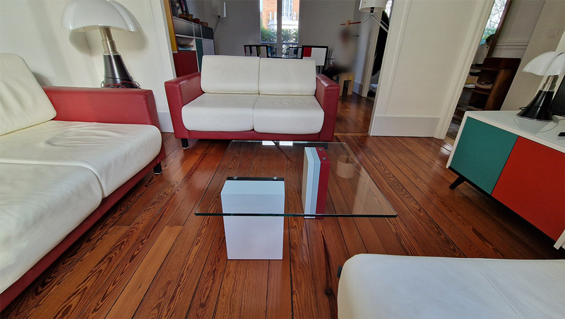 Table basse en verre sur mesure carrée moderniste Pied-G Multi et pieds en couleurs. Mobilier Les Pieds Sur La Table créateur et fabricant de mobilier design sur mesure.