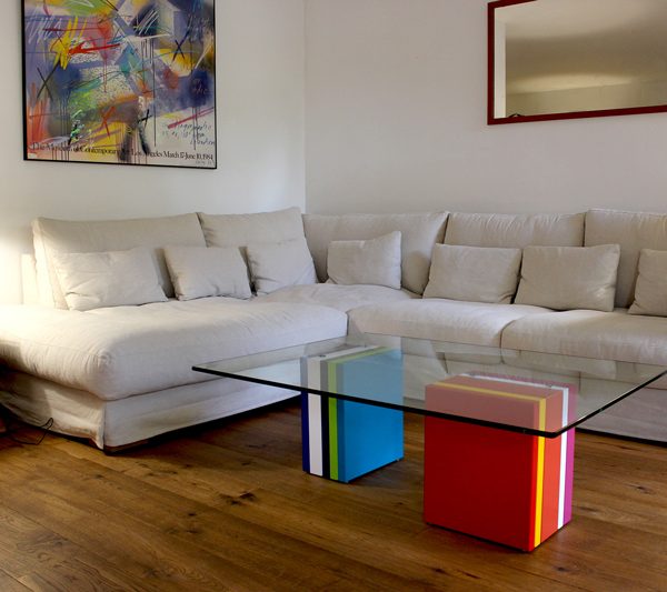 Table basse en verre sur-mesure rectangulaire et laque en couleurs Pied-G Multi réalisée pour des clients privés, couleurs coordonnées au tableau. Mobilier Les Pieds Sur La Table créateur et fabricant de meubles contemporains design sur mesure.