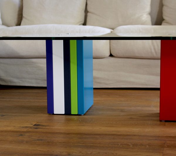 Table basse en verre sur-mesure rectangulaire et laque en couleurs Pied-G Multi : détail du pied laqué de couleurs choises sur mesure. Réalisée pour des clients privés. Mobilier Les Pieds Sur La Table créateur et fabricant de meubles contemporains design sur mesure.