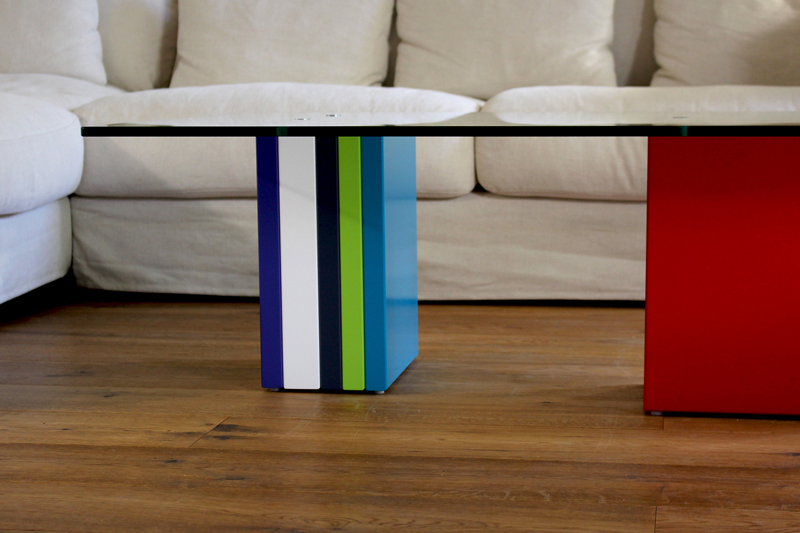 Table basse en verre sur-mesure rectangulaire et laque en couleurs Pied-G Multi : détail du pied laqué de couleurs choises sur mesure. Réalisée pour des clients privés. Mobilier Les Pieds Sur La Table créateur et fabricant de meubles contemporains design sur mesure.