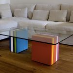 Table basse en verre rectangulaire et laque en couleurs Pied-G Multi réalisée pour des clients privés. Mobilier Les Pieds Sur La Table créateur et fabricant de meubles contemporains design sur mesure.