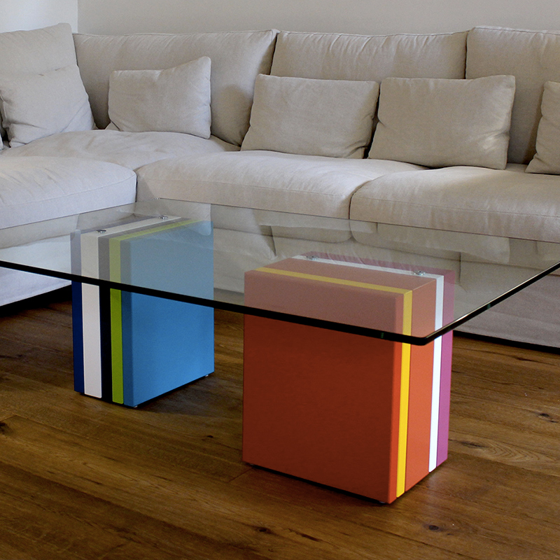 Table basse en verre sur-mesure rectangulaire et laque en couleurs Pied-G Multi réalisée pour des clients privés. Mobilier Les Pieds Sur La Table créateur et fabricant de meubles contemporains design sur mesure.