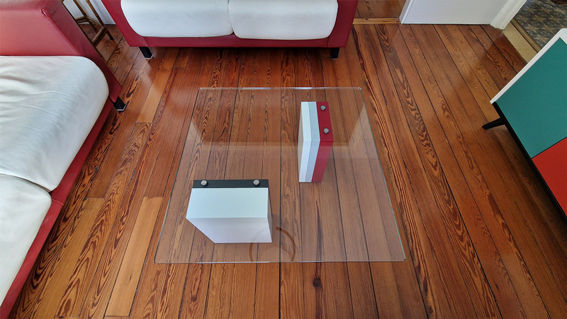 Table basse en verre sur mesure design carrée Pied-G Multi et pieds en couleurs. Mobilier Les Pieds Sur La Table créateur et fabricant de mobilier design sur mesure.