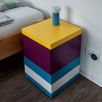Table de chevet sur mesure De-Bon-Pied avec un tiroir, laqué en couleurs sur mesure. Fabrication française Meubles Les Pieds Sur La Table